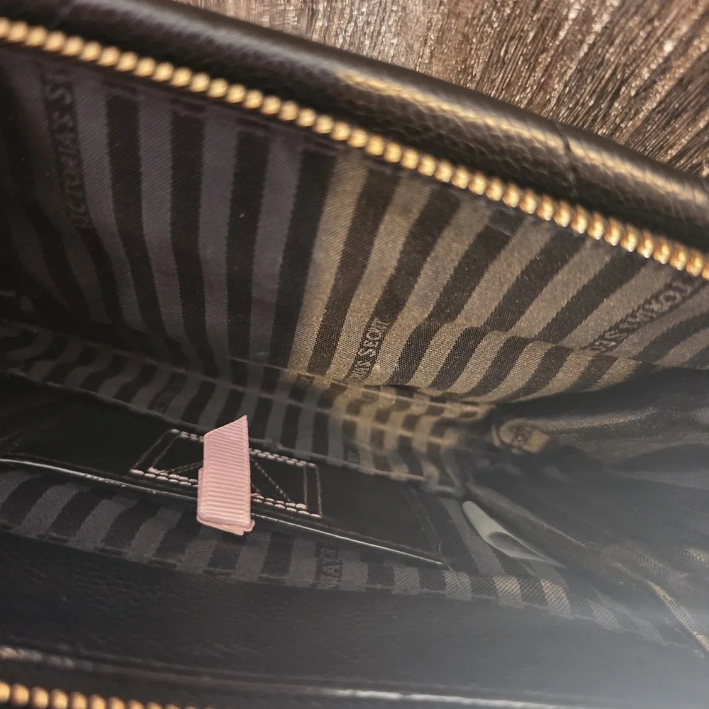 Victoria's Secret Purse Black V-Quilted Top Zip Cross Body Camera‎ Shoulder Bag